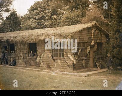 Soissons, Aisne, Frankreich getarnte Gebäude und Soldaten, Kleidung, erster Weltkrieg, Haus, Architektur, Menschen, Gesellschaft, Militäruniform, Rücken, Befestigte Architektur, Haarig, Mann, Armee, Frankreich, Soissons, Getarnte Gebäude, Soissons, 27.05/1917 - 27.05.1917, Cuville, Fernand, 1917: Aisne - Fernand Cuville (fotografischer Teil der Armee) - (mai-Juli), Autochrome, Foto, Glas, Autochrome, Foto, positiv, Horizontal, Format 9 x 12 cm Stockfoto