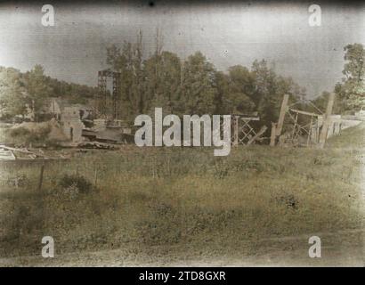 Pommiers, Aisne, Frankreich die Brücke, die 1917 von den Deutschen während ihres Rückzugs zerstört wurde, Habitat, Architektur, erster Weltkrieg, Bauingenieurwesen, Ruinen, Vorderseite, Brücke, Frankreich, Apfelbäume, die zerstörte Brücke (Pommiers), Pommiers, 30.05/1917 - 30.05.1917, Cuville, Fernand, 1917: Aisne - Fernand Cuville (fotografischer Teil der Armee) - (mai-Juli), Autochrome, Foto, Glas, Autochrome, Foto, positiv, Horizontal, Format 9 x 12 cm Stockfoto