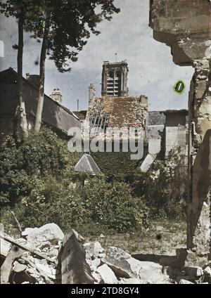 Soissons, Aisne, Frankreich Ruinen rue des Minimes, im Hintergrund Kathedrale, Wohngebäude, Architektur, erster Weltkrieg, Kirche, Dach, Turm, Glockenturm, Gehäuse, Ruinen, Bombardement, religiöse Architektur, Frankreich, Soissons, Interior rue des Minimes, Soissons, 30/05/1917 - 30/05/1917, Cuville, Fernand, 1917: Aisne - Fernand Cuville (fotografischer Teil der Armee) - (mai-Juli), Autochrome, Foto, Glas, Autochrome, Foto, positiv, Vertikal, Format 9 x 12 cm Stockfoto