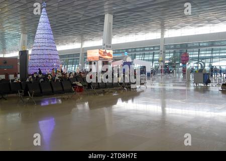 Riesiger Weihnachtsbaum im Terminal 3 des Flughafens Soekarno Hatta neun Tage vor Weihnachten. Stockfoto