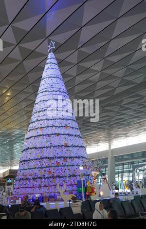 Riesiger Weihnachtsbaum im Terminal 3 des Flughafens Soekarno Hatta neun Tage vor Weihnachten. Stockfoto