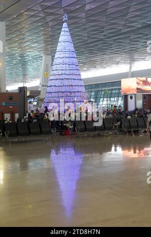Riesiger Weihnachtsbaum im Terminal 3 des Flughafens Soekarno Hatta neun Tage vor Weihnachten. Stockfoto