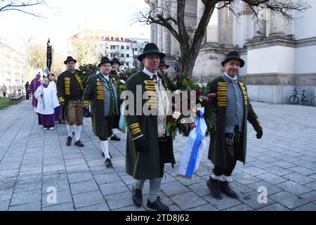 Kranztraeger Teilnehmer vor ST Margareten Kirche München 17.12.2023 Sendlinger Kirche Sendlinger Mordweihnacht 1705 Grab Denkmal zum Gedenken Kranznierlegungen von Trachten Verein Schmied Kochel Abordnungen nach Gedenkmesse in der ST. Margaretenkirche München *** Kranzträger Teilnehmer vor der St. Margaretenkirche München 17 12 2023 Sendlinger Kirche Sendlinger Mordweihnacht 1705 Grabkranzlegung des Trachtenvereins Schmied Kochel Delegationen nach der Gedenkmesse in der St. Margaretenkirche München Stockfoto