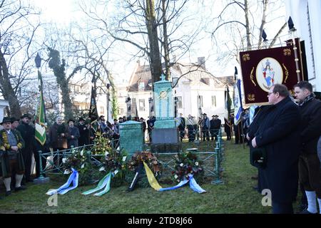 Gedenk Kraenze vor Mordweihnacht Grab Denkmal Muenchen 17.12.2023 Sendlinger Kirche Sendlinger Mordweihnnacht 1705 Grab Denkmal zum Gedenken Kranznierlegungen von Trachten Verein Schmied Kochel Abordnungen nach Gedenkmesse in der ST. Margareten Kirche München *** Gedenkkranze vor Mordweihnacht Grabmal München 17 12 2023 Sendlinger Kirche Sendlinger Mordweihnnacht 1705 Grabkranzlegen des Trachtenvereins Schmied Kochel Delegationen nach Gedenkmesse in St. Margareten Kirche München Stockfoto