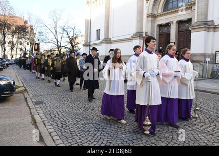 Messdiener vor ST Margareten Kirche München 17.12.2023 Sendlinger Kirche Sendlinger Mordweihnnacht 1705 Grab Denkmal zum Gedenken Kranznierlegungen von Trachten Verein Schmied Kochel Abordnungen nach Gedenkmesse in der ST. Margaretenkirche München *** Altar-Server vor St. Margaretenkirche München 17 12 2023 Sendlinger Kirche Sendlinger Mordweihnnacht 1705 Grabdenkranz-Verlegung des Trachtenvereins Schmied Kochel Delegationen nach der Gedenkmesse in St. Margaretenkirche München Stockfoto