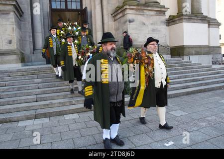 Kranztraeger Teilnehmer vor ST Margareten Kirche München 17.12.2023 Sendlinger Kirche Sendlinger Mordweihnacht 1705 Grab Denkmal zum Gedenken Kranznierlegungen von Trachten Verein Schmied Kochel Abordnungen nach Gedenkmesse in der ST. Margaretenkirche München *** Kranzträger Teilnehmer vor der St. Margaretenkirche München 17 12 2023 Sendlinger Kirche Sendlinger Mordweihnacht 1705 Grabkranzlegung des Trachtenvereins Schmied Kochel Delegationen nach der Gedenkmesse in der St. Margaretenkirche München Stockfoto