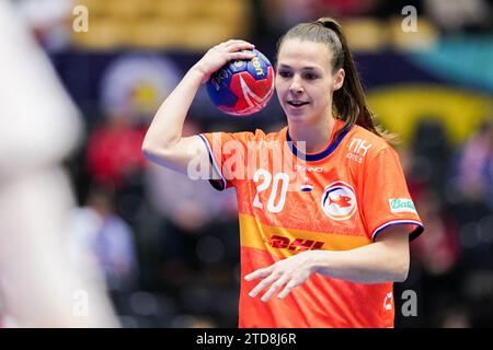 Herning, Dänemark. Dezember 2023. HERNING, DÄNEMARK - 17. DEZEMBER: Inger Smits aus den Niederlanden während der 26. IHF Frauen-WM-Handball-Endrunde, 5-6 Platz Spiel zwischen Deutschland und den Niederlanden bei Jyske Bank Boxen am 17. Dezember 2023 in Herning, Dänemark. (Foto von Henk Seppen/Orange Pictures) Credit: Orange Pics BV/Alamy Live News Stockfoto