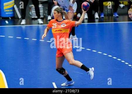 Herning, Dänemark. Dezember 2023. HERNING, DÄNEMARK - 17. DEZEMBER: Angela Malestein aus den Niederlanden während der 26. IHF Frauen-WM Handball-Endrunde, 5-6 Platz Spiel zwischen Deutschland und den Niederlanden in der Jyske Bank Boxen am 17. Dezember 2023 in Herning, Dänemark. (Foto von Henk Seppen/Orange Pictures) Credit: Orange Pics BV/Alamy Live News Stockfoto