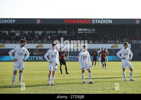 ALMERE - (l-r) Marco van Ginkel von Vitesse, Enzo Cornelisse von Vitesse, Amine Boutrah von Vitesse und Melle Meulensteen von Vitesse sind enttäuscht vom niederländischen Eredivisie-Spiel zwischen Almere City FC und Vitesse Arnhem im Almere City FC Stadium am 17. Dezember 2023 in Almere, Niederlande. ANP BART STOUTJESDIJK Stockfoto