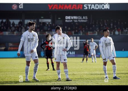 ALMERE - (l-r) Marco van Ginkel von Vitesse, Enzo Cornelisse von Vitesse und Amine Boutrah von Vitesse sind enttäuscht vom niederländischen Eredivisie-Spiel zwischen Almere City FC und Vitesse Arnhem im Almere City FC Stadium am 17. Dezember 2023 in Almere, Niederlande. ANP BART STOUTJESDIJK Stockfoto