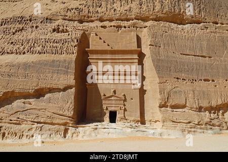 Nabatäische Grabkammer in den Sandsteinfelsen von Hegra in der Arabischen Wüste Stockfoto