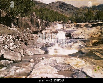 Taishan Massif, China zwischen Wanxianlou („Pavillon der Zehntausend Unsterblichen“) und Dongxiqiao („Ost-West-Brücke“), Natur, Umwelt, Religion, Landschaft, Berg, Berg, Wasserfall, Taoismus, Pilgerfahrt, Wasserlauf, heiliger Weg, Hydrographie, Chantung, Tai Chan, der Fluss, der den Pfad begrenzt, Taishan (Massif du), 09/06/1913 - 09/06/1913, Passet, Stéphane, Fotograf, 1913 - Chine - Stéphane Passet, Autochrome, Foto, Glas, Autochrome, Foto, positiv, Horizontal, Format 9 x 12 cm Stockfoto