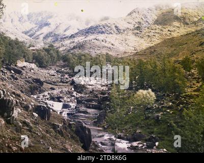 Taishan Massiv, China zwischen Hongmengong ('Tempel des Roten Tores') und Wanxianlou ('Pavillon der Zehntausenden Unsterblichen'), Natur, Umwelt, Religion, Landschaft, Berg, Berg, Wasserfall, Taoismus, Pilgerfahrt, Wasserlauf, Heiliger Weg, Hydrographie, Chantung, Tai Chan, the Bach, Taishan (Massif du), 09.06/1913 - 09.06.1913, Passet, Stéphane, Fotograf, 1913 - Chine - Stéphane Passet, Autochrome, Foto, Glas, Autochrome, Foto, positiv, Horizontal, Format 9 x 12 cm Stockfoto