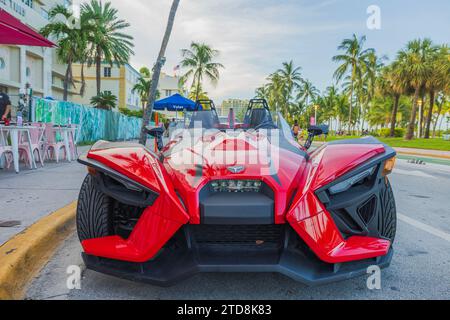Vorderansicht einer geparkten roten Polaris-Schleuder auf dem Ocean Drive in Miami Beach. USA. Stockfoto