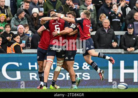 Thomas Ahern aus Münster feiert seinen Versuch während des Heineken Champions Cup Matches Exeter Chiefs vs Munster im Sandy Park, Exeter, Großbritannien, 17. Dezember 2023 (Foto: Craig Thomas/News Images) in, am 17. Dezember 2023. (Foto: Craig Thomas/News Images/SIPA USA) Credit: SIPA USA/Alamy Live News Stockfoto