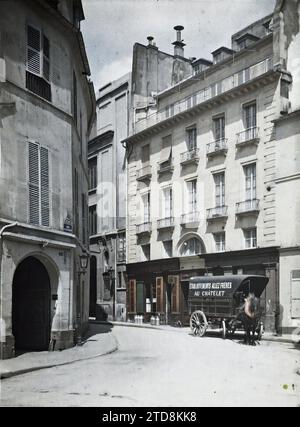 Paris (4. Arr.), France Massillon und Chanoinesse Street, Transport, Tier, Daily Life, Habitat, Architektur, Tiertransport, echte Tiere, Kutsche, Wohngegenstände, Straße, Bezirk, Kutsche, Bogen, Arkade, Arch, Frankreich, Paris, Rue Massillon, Île de la Cité, 19.07/1914 - 19.07.1914, Passet, Stéphane, Fotograf, Autochrome, Foto, Glas, Autochrome, Foto, positiv, vertikal, Größe 9 x 12 cm Stockfoto