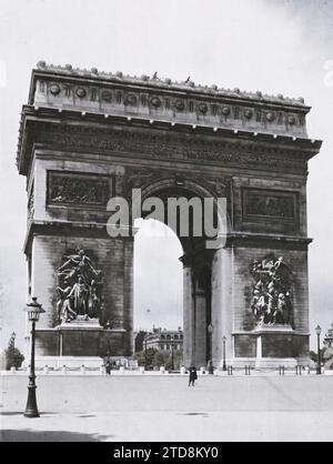 Paris (8.-16.-17. Arrondissements), Frankreich der Arc de Triomphe Place de l'Etoile, von den Champs-Elysées aus gesehen, Kunst, Wohngebäude, Architektur, Straßenlaterne, Straßenlaterne, Skulptur, öffentliche Zivilarchitektur, Polizist, Gendarm, Straße, Bezirk, Bogen, Arkade, Bogen, Kriegsdenkmal, Skulpturen, Frankreich, Paris, Arc de Triomphe de l'Etoile, Champs-Elysées, Arc de Triomphe, 09.07/1917 - 09.07.1917, Léon, Auguste, Fotograf, Autochrome, Foto, Glas, Autochrome, Foto, positiv, Vertikal, Größe 9 x 12 cm Stockfoto