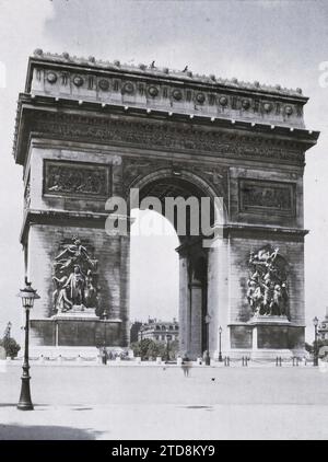 Paris (8.-16.-17. Arrondissements), Frankreich der Arc de Triomphe Place de l'Etoile, von den Champs-Elysées aus gesehen, Kunst, Wohngebäude, Architektur, Straßenlaterne, Straßenlaterne, Skulptur, öffentliche Zivilarchitektur, Polizist, Gendarm, Straße, Bezirk, Bogen, Arkade, Bogen, Kriegsdenkmal, Skulpturen, Frankreich, Paris, Arc de Triomphe de l'Etoile, Champs-Elysées, Arc de Triomphe, 09.07/1917 - 09.07.1917, Léon, Auguste, Fotograf, Autochrome, Foto, Glas, Autochrome, Foto, positiv, Vertikal, Größe 9 x 12 cm Stockfoto