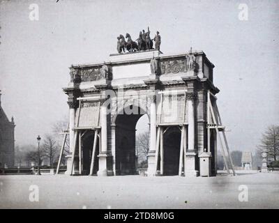 Paris (1. Arr.), Frankreich der Arc de Triomphe du Carrousel schützt vor Bombenangriffen, Tier, Kunst, Habitat, Architektur, erster Weltkrieg, Pferd, Statue, Gerüste, Stützen, repräsentiertes Tier, fantastisches Tier, Skulptur, zivile Architektur öffentlich, Basreliefs, hinten, Beschuss, Bogen, Arcade/Arceau, Quadrat, Park, Garten, Anti-Bombardment-Schutz, Frankreich, Paris, ohne Legende, Louvre, 28.03/1918 - 28.03.1918, Léon, Auguste, Fotograf, Autochrome, Foto, Glas, Autochrome, Foto, positiv, Horizontal, Format 9 x 12 cm Stockfoto