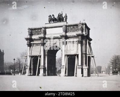 Paris (1. Arr.), Frankreich der Arc de Triomphe du Carrousel schützt vor Bombenangriffen, Tier, Kunst, Habitat, Architektur, erster Weltkrieg, Pferd, Statue, Gerüste, Stützen, repräsentiertes Tier, fantastisches Tier, Skulptur, zivile Architektur öffentlich, Basreliefs, hinten, Beschuss, Bogen, Arcade/Arceau, Quadrat, Park, Garten, Anti-Bombardment-Schutz, Frankreich, Paris, ohne Legende, Louvre, 28.03/1918 - 28.03.1918, Léon, Auguste, Fotograf, Autochrome, Foto, Glas, Autochrome, Foto, positiv, Horizontal, Format 9 x 12 cm Stockfoto