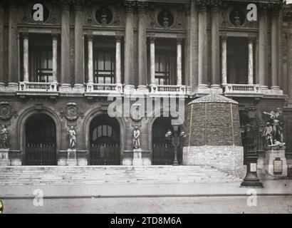 Paris (9. Arr.), Frankreich Statue von La Danse geschützt gegen Bombenangriffe, Fassade der Opéra Garnier, Kunst, erster Weltkrieg, Statue, Tanz, Musik, Skulptur, Rückseite, Bombardierung, skulpturale Einrichtung, Anti-Bombenschutz, Opera, France, Paris, Opera - Statue of Dance, Arrondissement IX, Opéra Garnier, 03/05/1918 - 03/05/1918, Léon, Auguste, Fotograf, Autochrome, Foto, Glas, Autochrome, Foto, positiv, Horizontal, Größe 9 x 12 cm Stockfoto