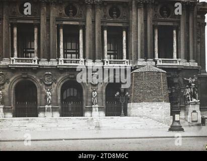 Paris (9. Arr.), Frankreich Statue von La Danse geschützt gegen Bombenangriffe, Fassade der Opéra Garnier, Kunst, erster Weltkrieg, Statue, Tanz, Musik, Skulptur, Rückseite, Bombardierung, skulpturale Einrichtung, Anti-Bombenschutz, Opera, France, Paris, Opera - Statue of Dance, Arrondissement IX, Opéra Garnier, 03/05/1918 - 03/05/1918, Léon, Auguste, Fotograf, Autochrome, Foto, Glas, Autochrome, Foto, positiv, Horizontal, Größe 9 x 12 cm Stockfoto