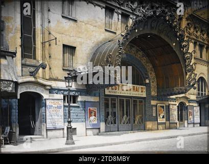 Paris (9. Arr.), Frankreich La Cigale, Boulevard Rochechouart, Kunst, Unterhaltung, Inschrift, Informationen, erster Weltkrieg, Straßenlaterne, Straßenlaterne, Zeichen, Tanz, Musik, Show, Poster, zurück, Bogen, Arkade, Bogen, Eisenwerk, blind, Markise, Kriegsunterhaltung, Theater, Frankreich, Paris, La Cigale Boulevard Rochechouart, Arrondissement IX, 17.05/1918 - 17.05.1918, Léon, Auguste, Fotograf, Autochrome, Foto, Glas, Autochrome, Foto, positiv, Horizontal, Format 9 x 12 cm Stockfoto