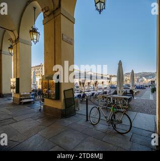 Turin, Piemont, Italien - 15. Dezember 2023: Vittorio Veneto Platz von den Arkaden mit dem Fahrrad. Stockfoto