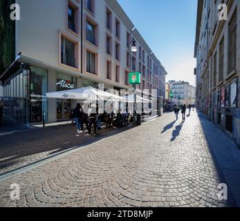 Turin, Piemont, Italien - 15. Dezember 2023: Straße in der Nachbarschaft der geisteswissenschaftlichen Departements. Stockfoto