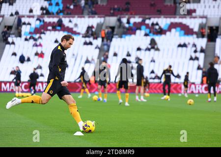 London Stadium, London, Großbritannien. Dezember 2023. Premier League Football, West Ham United gegen Wolverhampton Wanderers; Craig Dawson von Wolverhampton Wanderers während des warm Up Credit: Action Plus Sports/Alamy Live News Stockfoto