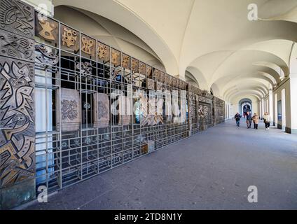 Turin, Piemont, Italien - 15. Dezember 2023: Eingangstor zum Teatro Regio (königliches Theater). Stockfoto