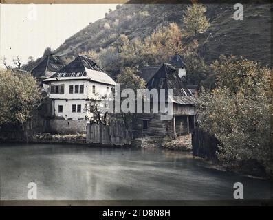 Jezero, Bosnien und Herzegowina Blick von der Pliva-Brücke auf die Häuser des Dorfes, Wohnungen, Architektur, Stelzen, Dach, Fluss, ländliche Architektur, Wohngebäude, Bosnien, Jezero, Blick von der Pliva-Brücke auf die Häuser des Dorfes, Jezero, 13/10/1912 - 13/10/1912, Léon, Auguste, Fotograf, 1912 - Balkan, Italien - Léon Busy und Auguste Léon - (13.-27. Oktober), Autochrome, Foto, Glas, Autochrome, Foto, positiv, Horizontal, Format 9 x 12 cm Stockfoto