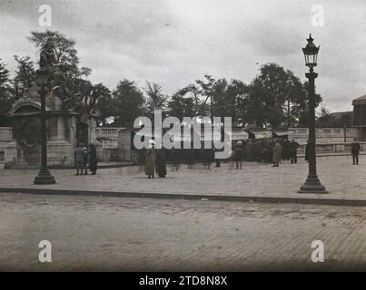 Paris (8. Arrondissement), Frankreich Abonnement Kaserne neben der Statue von Straßburg, Place de la Concorde, 1. Weltkrieg, Lampenpfosten, Straßenlaterne, Statue, Platz, Kaserne, Kriegsanstrengungen, Kriegsarbeit, Patriotismus, Flagge, Frankreich, Paris, Abonnement Kaserne Place de la Concorde, Elsass [in Verbindung mit], Concorde, 15.07/1918 - 15.07.1918, Léon, Auguste, Fotograf, Autochrome, Foto, Glas, Autochrome, Foto, positiv, Horizontal, Format 9 x 12 cm Stockfoto