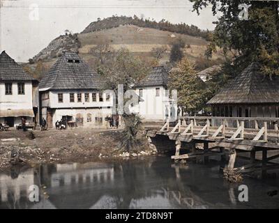 Jezero, Bosnien und Herzegowina Blick auf die erste Brücke desselben Dorfes, Wohngebäude, Architektur, Bauingenieurwesen, Fluss, ländliche Architektur, Straße, Bezirk, Brücke, Bosnien, Jezero, Aussicht auf der 1. Brücke desselben Dorfes, Jezero, 13/10/1912 - 13/10/1912, Léon, Auguste, Fotograf, 1912 - Balkan, Italien - Léon Busy und Auguste Léon - (13.-27. Oktober), Autochrome, Foto, Glas, Autochrome, Foto, positiv, Horizontal, Format 9 x 12 cm Stockfoto