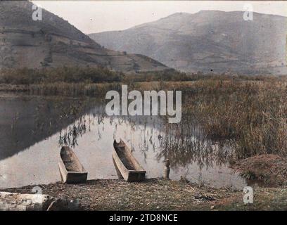 Jajce, Bosnien und Herzegowina zwei Baumstammkanus an den Schilfufern der Pliva-Seen, Natur, Umwelt, Verkehr, Landschaft, Berg, Berg, Fluss, See, Teich, Boot, Hydrografie, Flusstransport, Lakustrine, Vegetation, Botanik, Bosnien, Jajce, zwei Kanus aus Baumstämmen an den Ufern mit Schilf der Pliva-Seen, Jajce, 13.10/1912 - 13.10.1912, Léon, Auguste, Fotograf, 1912 - Balkan, Italien - Léon Busy und Auguste Léon - (13.-27. Oktober), Autochrome, Foto, Glas, Autochrome, Foto, positiv, Horizontal, Format 9 x 12 cm Stockfoto