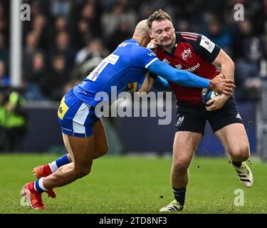 Sean O'brien aus Munster wird von Olly Woodburn von Exeter Chiefs während des Heineken Champions Cup Matches Exeter Chiefs gegen Munster im Sandy Park, Exeter, Großbritannien, 17. Dezember 2023 (Foto: Craig Thomas/News Images) Stockfoto