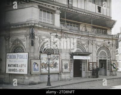 Paris (9. Arr.), France Cinema Pigalle am 11 Place Pigalle, Kunst, Inschrift, Information, Wissenschaften, Techniken, erster Weltkrieg, Unterhaltung, Skulptur, kommerzielle Inschrift, Poster, Kinematographie, Kinosaal, Rückseite, Quadrat, Laden, Marquise, kunstvolle Dekoration, Kriegsunterhaltung, Frankreich, Paris, Cinema Pigalle Place Pigalle, Arrondissement IX, 26/07/1918 - 26/07/1918, Léon, Auguste, Fotograf, Autochrome, Foto, Glas, Autochrome, Foto, positiv, Horizontal, Format 9 x 12 cm Stockfoto