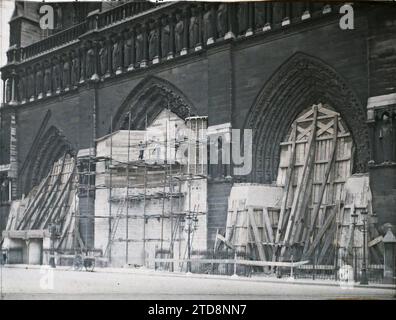 Paris (IV. Arr.), Frankreich Portale von Notre-Dame de Paris geschützt gegen Bombenangriffe, Religion, Kunst, Ersten Weltkrieg, Wohnraum, Architektur, Kirche, Statue, Gerüste, Stützen, Christentum, Skulptur, Portikus, Bombenangriffe, Skulpturen, Bombenschutz, religiöse Architektur, Frankreich, Paris, Schutz der Portale von Notre Dame, Notre-Dame, 10/10/1918 - 10/10/1918, 29/12/0002 - 28/12/0003, Léon, Auguste, Fotograf, Autochrome, Foto, Glas, Autochrome, Foto, positiv, Horizontal, Größe 9 x 12 cm Stockfoto