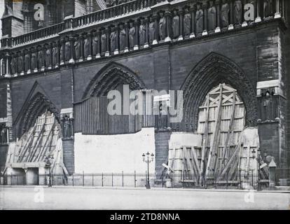 Paris (IV. Arr.), Frankreich Portale von Notre-Dame de Paris geschützt gegen Bombenangriffe, Religion, Kunst, Ersten Weltkrieg, Wohnraum, Architektur, Kirche, Statue, Christentum, Skulptur, Portikus, Bombenangriffe, skulpturale Dekorationen, Anti-Bombenangriffe, religiöse Architektur, Frankreich, Paris, Schutz der Portale von Notre Dame, Notre-Dame, 03/10/1918 - 03/10/1918, Léon, Auguste, Fotograf, Autochrome, Foto, Glas, Autochrome, Foto, positiv, Horizontal, Format 9 x 12 cm Stockfoto