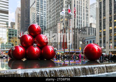 Die Giant Red Ornaments und Radio City Music Hall während der Weihnachtszeit in Midtown Manhattan. Stockfoto