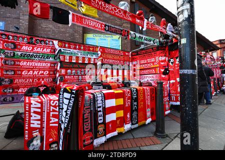 Liverpool-Schals zum Verkauf während des Premier League-Spiels Liverpool gegen Manchester United in Anfield, Liverpool, Vereinigtes Königreich, 17. Dezember 2023 (Foto: Mark Cosgrove/News Images) Stockfoto