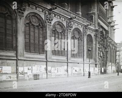 Paris (1. Arr.), Frankreich Plakate über das Staatsdarlehen an der Kirche St. Eustache, Religion, Wirtschaftstätigkeit, Registrierung, Information, Gehäuse, Architektur, Straßenlaterne, Straßenlaterne, Leihgabe, Kirche, Christentum, Bank, Finanzen, Poster, Buntglasfenster, Gargoyle, religiöse Architektur, Frankreich, Paris, Plakate des Leihes über die Kirche St. Eustache, Arrondissement I, 25.10/1918 - 25.10.1918, Léon, Auguste, Fotograf, Autochrome, Foto, Glas, Autochrome, Foto, positiv, Horizontal, Format 9 x 12 cm Stockfoto