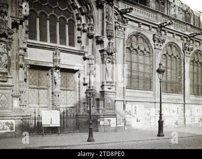 Paris (1. Arr.), Frankreich Plakate über das Staatsdarlehen an der Kirche St. Eustache, Religion, Wirtschaftstätigkeit, Registrierung, Information, Gehäuse, Architektur, Straßenlaterne, Straßenlaterne, Leihgabe, Kirche, Christentum, Bank, Finanzen, Poster, Buntglasfenster, Gargoyle, religiöse Architektur, Frankreich, Paris, Plakate des Leihes über die Kirche St. Eustache, Arrondissement I, 25.10/1918 - 25.10.1918, Léon, Auguste, Fotograf, Autochrome, Foto, Glas, Autochrome, Foto, positiv, Horizontal, Format 9 x 12 cm Stockfoto