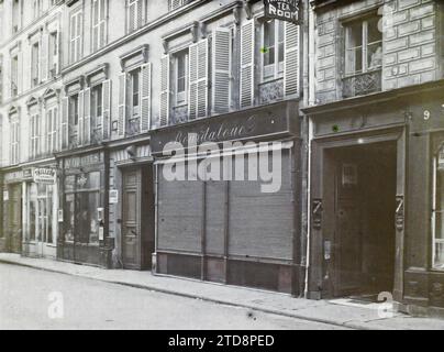 Paris (9. Arr.), Frankreich geschlossene Bäckerei in der Rue Bourdaloue 7, Luftabwehrunterstände, Wirtschaftstätigkeit, Registrierung, Informationen, 1. Weltkrieg, Geschäft, kommerzielle Registrierung, Bombenangriffe, Bäckerei, Konditorei, Geschäft, Marquise, Anti-Schutz-Beschuss, Frankreich, Paris, Konditorei geschlossen in ne de Lorette, Arrondissement IX, 08.11/1918 - 08.11.1918, Léon, Auguste, Fotograf, Autochrome, Foto, Glas, Autochrome, Foto, positiv, Horizontal, Format 9 x 12 cm Stockfoto