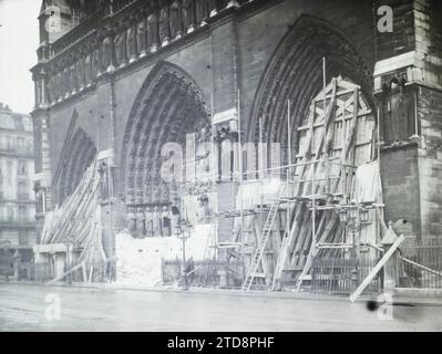 Paris (IV. Arr.), Frankreich Demontage der Anti-Bombenschutzmaßnahmen der Portale Notre-Dame de Paris, Religion, Kunst, erster Weltkrieg, Wohnraum, Architektur, Kirche, Statue, Gerüste, Stützen, Christentum, Skulptur, Portico, Frieden, Bombardierung, Skulpturendekoration, Anti-Bombardement-Schutz, Waffenstillstand, religiöse Architektur, Frankreich, Paris, Notre Dame, Notre Dame, 09.12/1918 - 09.12.1918, Léon, Auguste, Fotograf, Autochrome, Foto, Glas, Autochrome, Foto, positiv, Horizontal, Größe 9 x 12 cm Stockfoto