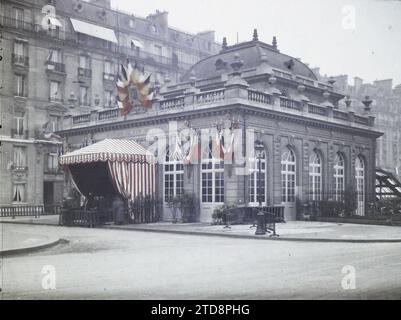 Paris (16. Arrondissement), France Avenue du Bois-de-Boulogne, aktueller RER-Bahnhof Avenue Foch, Wohngebäude, Architektur, erster Weltkrieg, Verkehr, Bahnhof, öffentliche Architektur, Gedenkfeier, Frieden, Schienenverkehr, Waffenstillstand, Flag, Frankreich, Paris, Bahnhof Bois de Boulogne, Arrondissement XVI, 05.12/1918 - 05.12.1918, Léon, Auguste, Fotograf, Autochrome, Foto, Glas, Autochrome, Foto, positiv, Horizontal, Format 9 x 12 cm Stockfoto