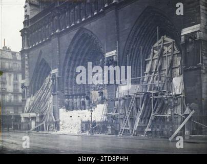 Paris (IV. Arr.), Frankreich Demontage der Anti-Bombenschutzmaßnahmen der Portale Notre-Dame de Paris, Religion, Kunst, erster Weltkrieg, Wohnraum, Architektur, Kirche, Statue, Gerüste, Stützen, Christentum, Skulptur, Portico, Frieden, Bombardierung, Skulpturendekoration, Anti-Bombardement-Schutz, Waffenstillstand, religiöse Architektur, Frankreich, Paris, Notre Dame, Notre Dame, 09.12/1918 - 09.12.1918, Léon, Auguste, Fotograf, Autochrome, Foto, Glas, Autochrome, Foto, positiv, Horizontal, Größe 9 x 12 cm Stockfoto