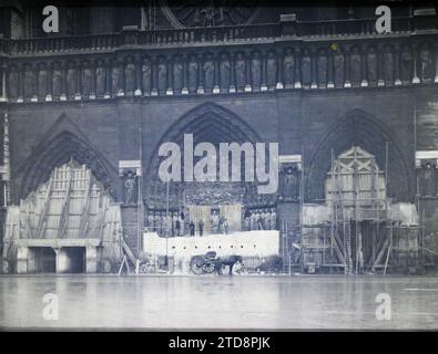 Paris (IV. Arr.), Frankreich Demontage der Anti-Bombenschutzmaßnahmen der Portale Notre-Dame de Paris, Verkehr, Religion, Kunst, erster Weltkrieg, Wohnraum, Architektur, Tiertransport, Kirche, Statue, Gerüste, Stützen, Christentum, Skulptur, Portikus, Frieden, Bombardierung, skulpturierte Einrichtung, Anti-Bombardierung Schutz, Waffenstillstand, religiöse Architektur, Frankreich, Paris, Notre Dame, Notre Dame, 12/1918 - 12.09.1918, Léon, Auguste, Fotograf, Autochrome, Foto, Glas, Autochrome, Foto, positiv, horizontal, Größe 9 x 12 cm Stockfoto