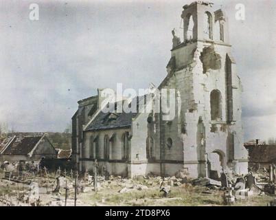 Chevincourt, Frankreich, Erster Weltkrieg, Habitat, Architektur, Kirche, Friedhof, Glockenturm, Ruinen, Vorderseite, Bombenangriffe, Schutt, Nachkriegszeit, religiöse Architektur, Frankreich, Chevincourt, war: the Church of Chevincourt (Innenansicht), Chevincourt, 20/03/1919 - 20/03/1919, Passet, Stéphane, Fotograf, 1919 - verwüstete Regionen Oise - Stéphane Passet - (März), Autochrome, Foto, Glas, Autochrome, Foto, positiv Stockfoto