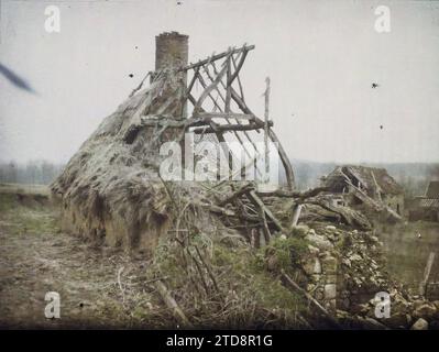 Vignemont, Frankreich, Habitat, Architektur, Erster Weltkrieg, Dach, Ländliche Architektur, Wohngebäude, Ruinen, Front, Bombenangriffe, Schutt, Nachkriegszeit, Frankreich, Vignemont, Krieg: An Old Reetched House, Vignemont, 26/03/1919 - 26/03/1919, Passet, Stéphane, Fotograf, 1919 - verwüstete Regionen Oise - Stéphane Passet - (März), Autochrome, Foto, Glas, Autochrome, Foto, positiv Stockfoto